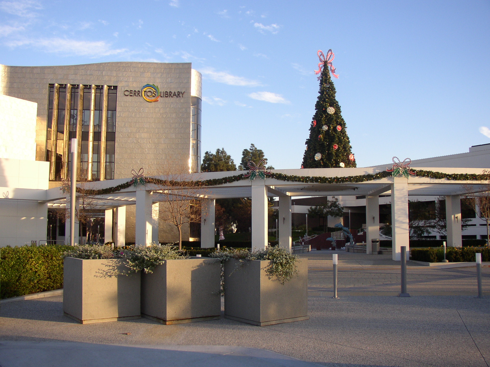 Cerritos Library during Christmas. CC-BY-SA 3.0, from AllyUnion (Wikimedia Commons).